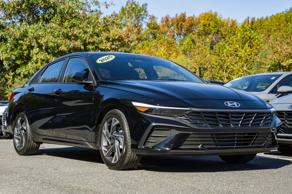 2025 Hyundai Elantra SEL's photo