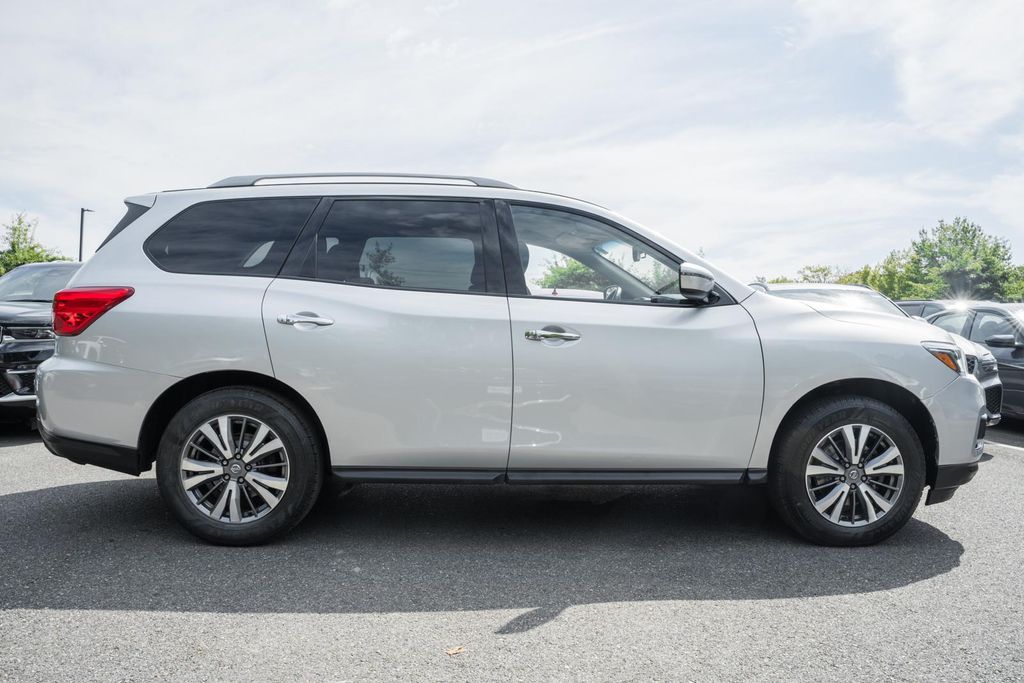 2020 Nissan Pathfinder SV photo 2
