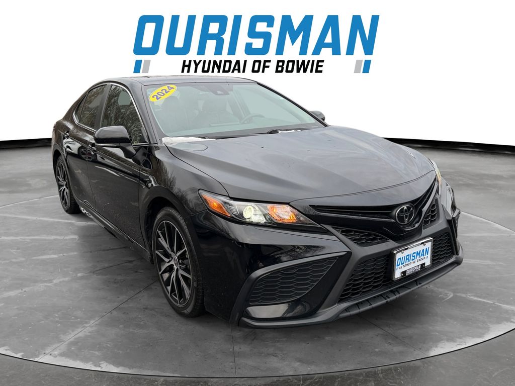 2024 Toyota Camry SE's photo