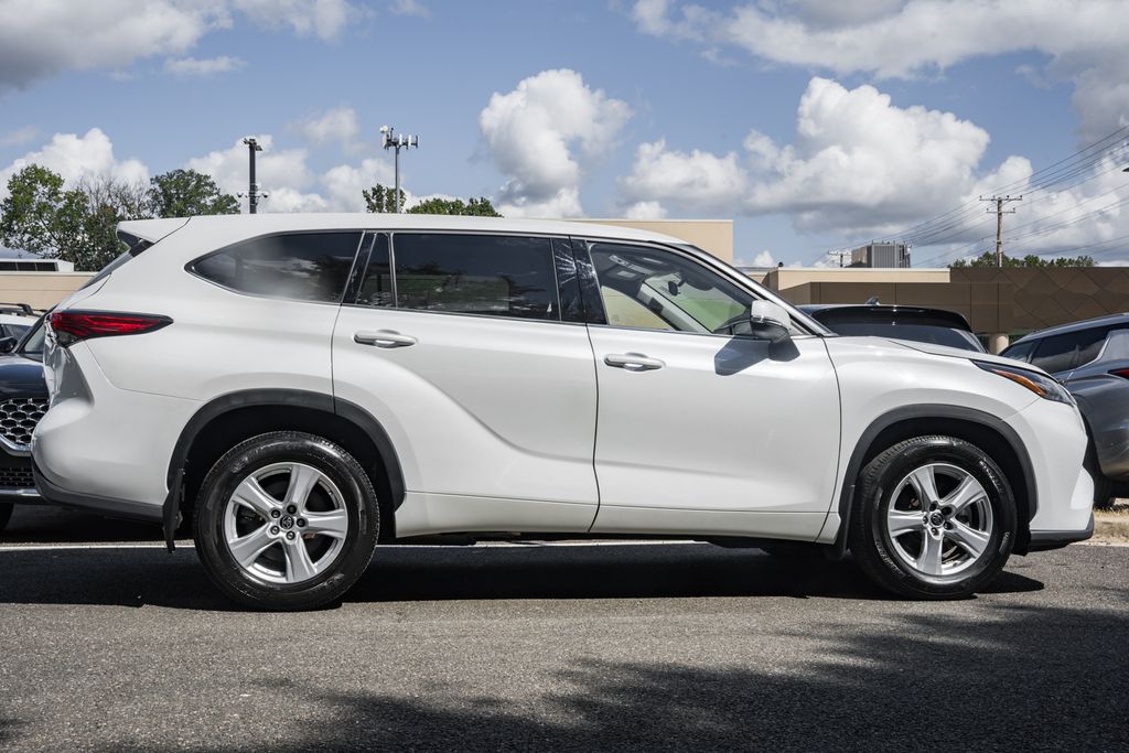 2022 Toyota Highlander LE photo 3