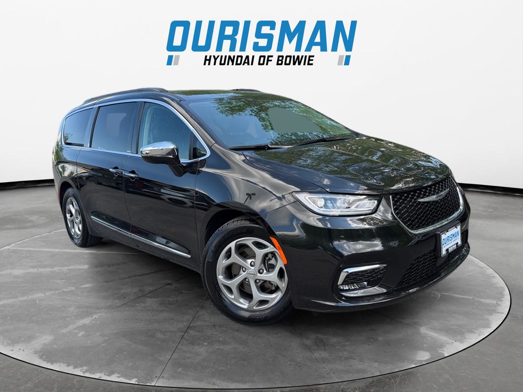 2023 Chrysler Pacifica Limited's photo