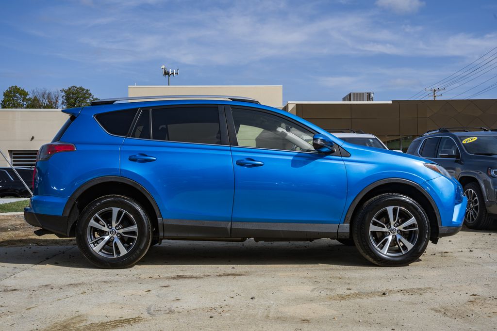 2016 Toyota RAV4 XLE photo 3