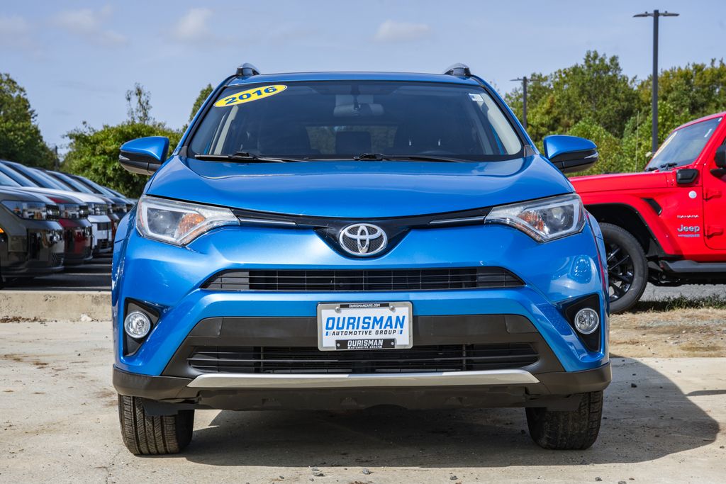 2016 Toyota RAV4 XLE photo 2