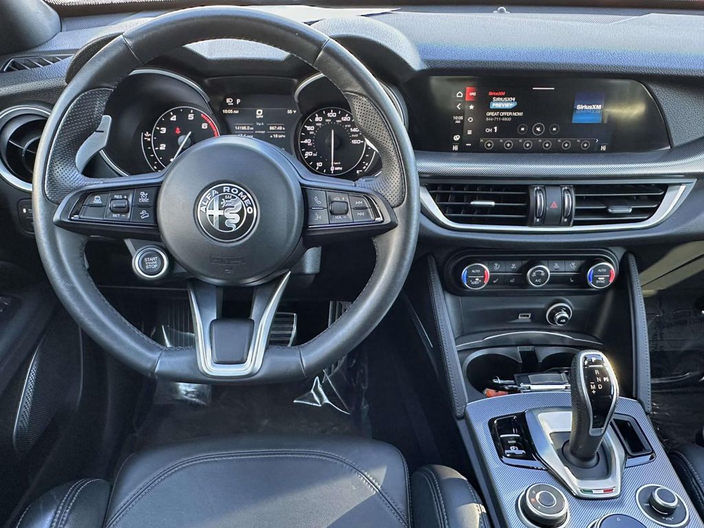 2022 Alfa Romeo Stelvio Ti photo 2