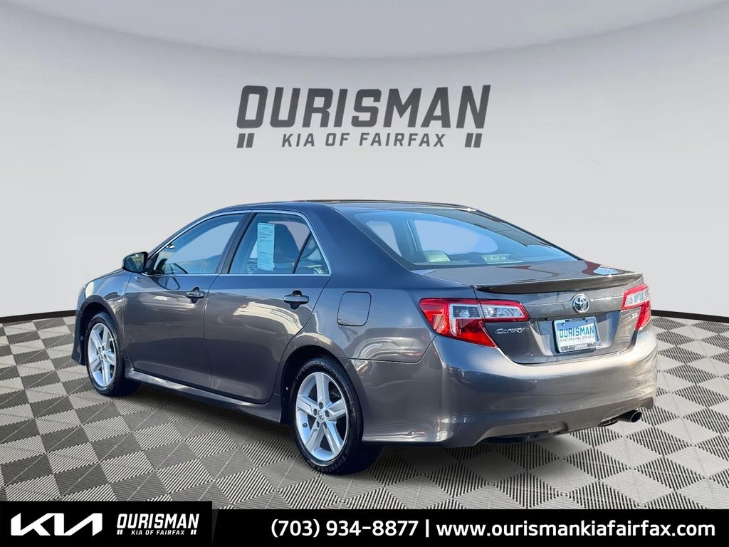 2014 Toyota Camry SE photo 2