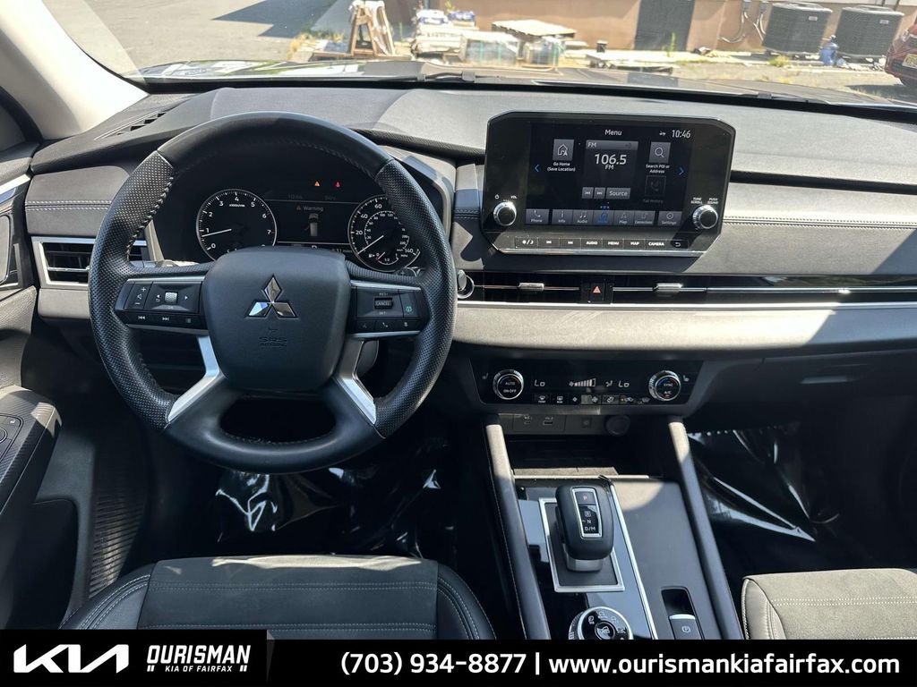 2022 Mitsubishi Outlander SE photo 2