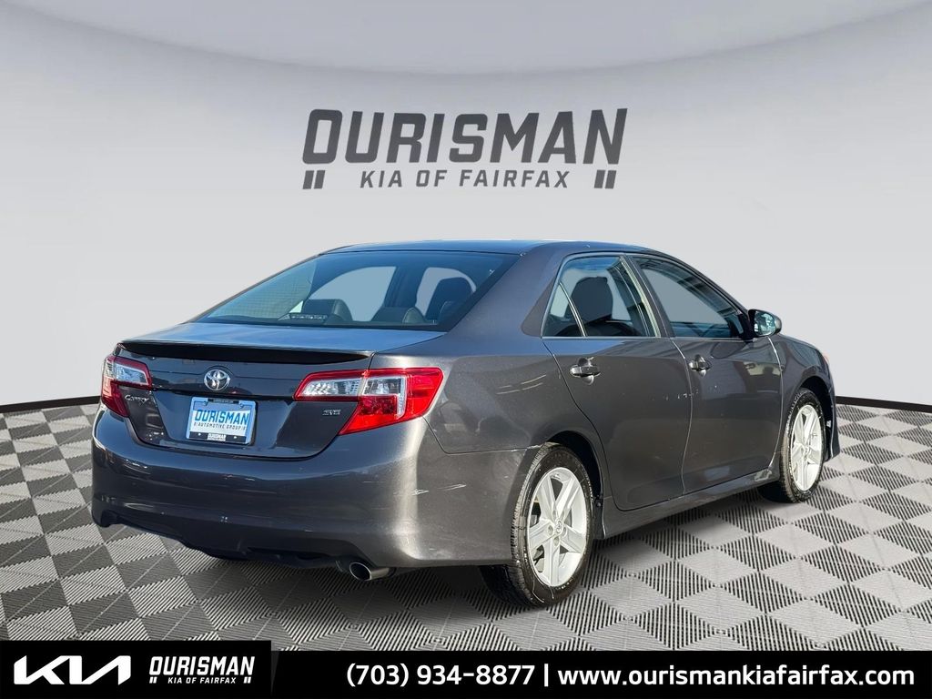 2014 Toyota Camry SE photo 4