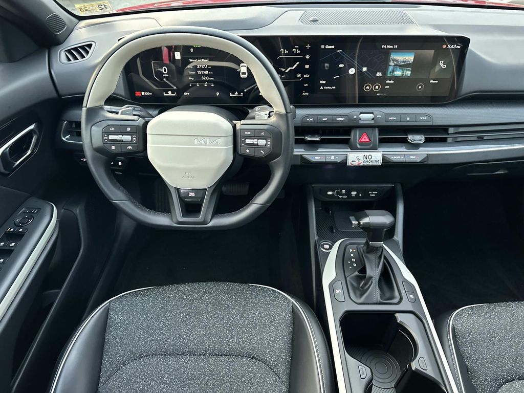 2025 Kia K4 GT-Line photo 3