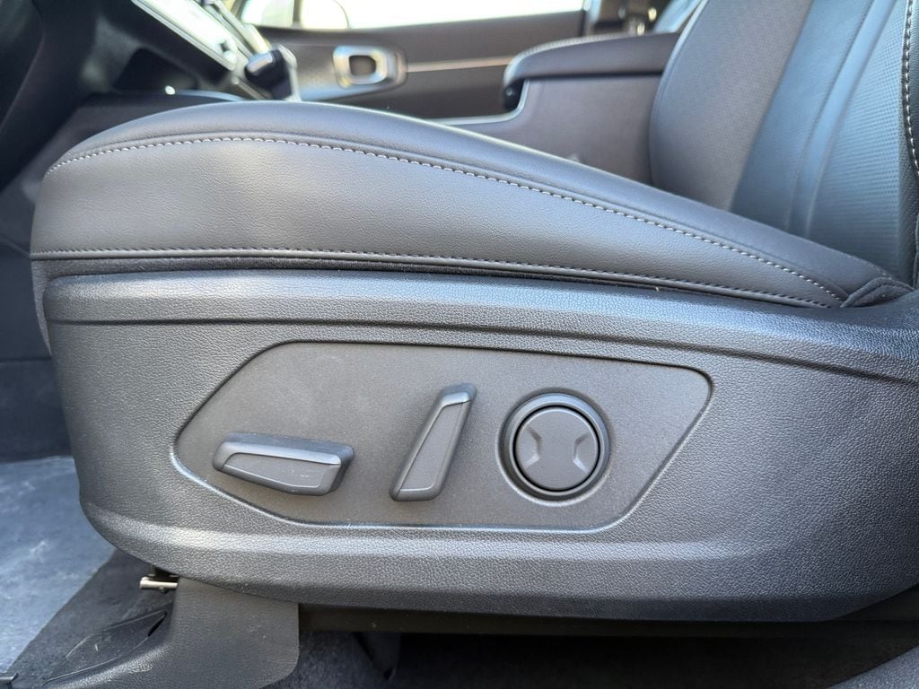 2025 Kia Sorento S - Photo 10