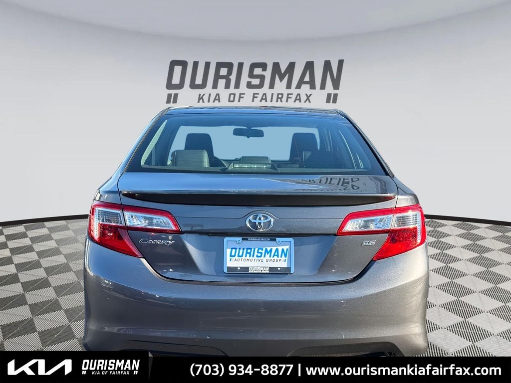 2014 Toyota Camry SE photo 3