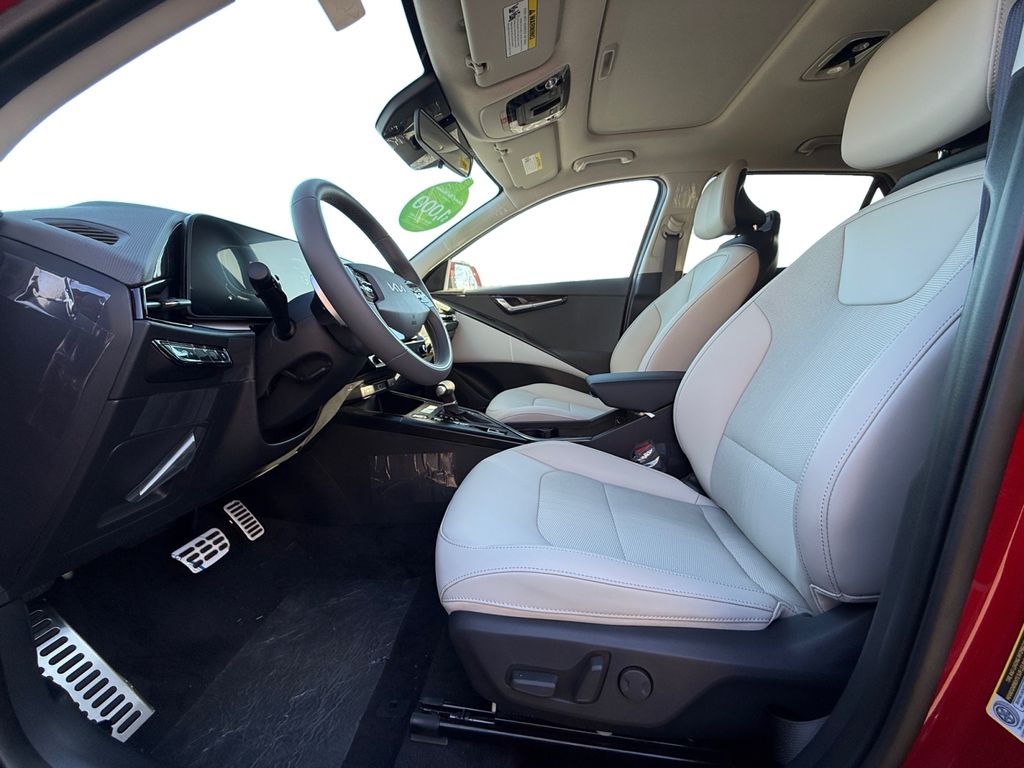 2025 Kia Niro EX Touring - Photo 9