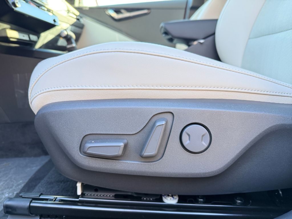 2025 Kia Niro EX Touring - Photo 10