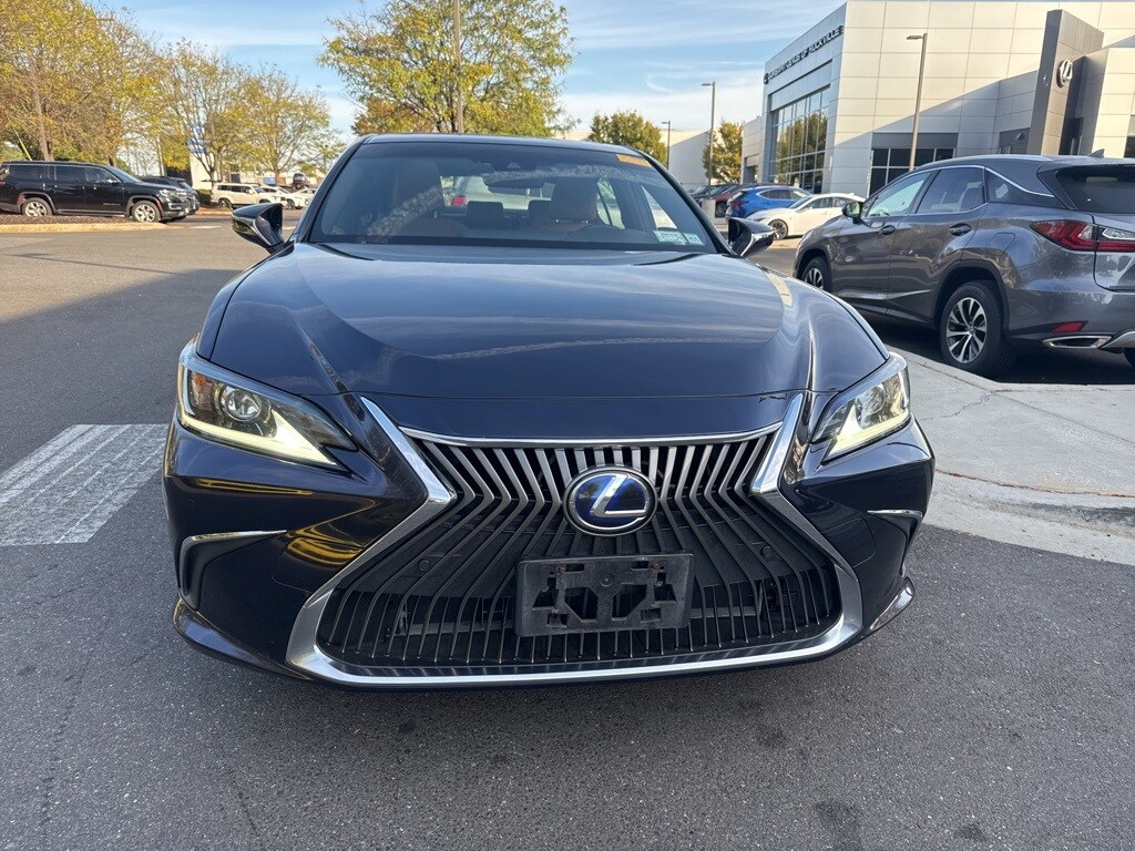 2019 Lexus ES 300h Luxury photo 2