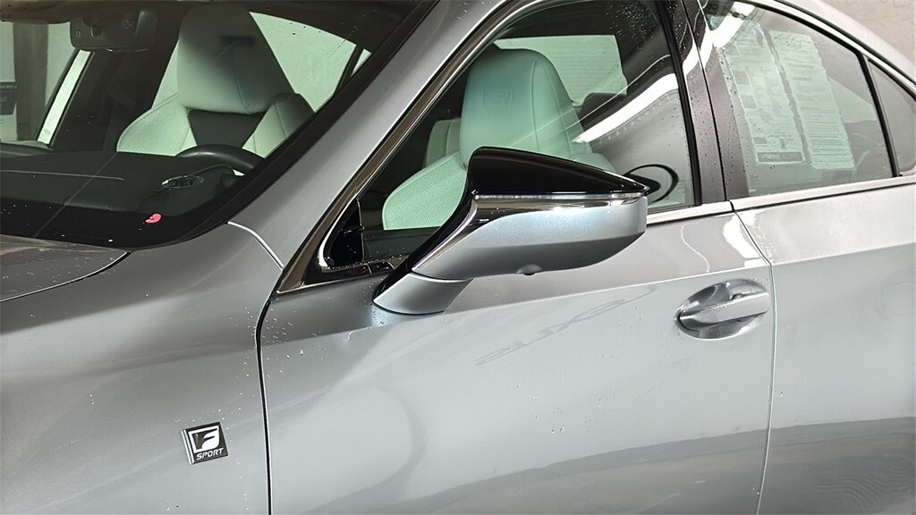 2023 Lexus ES 300h photo 4