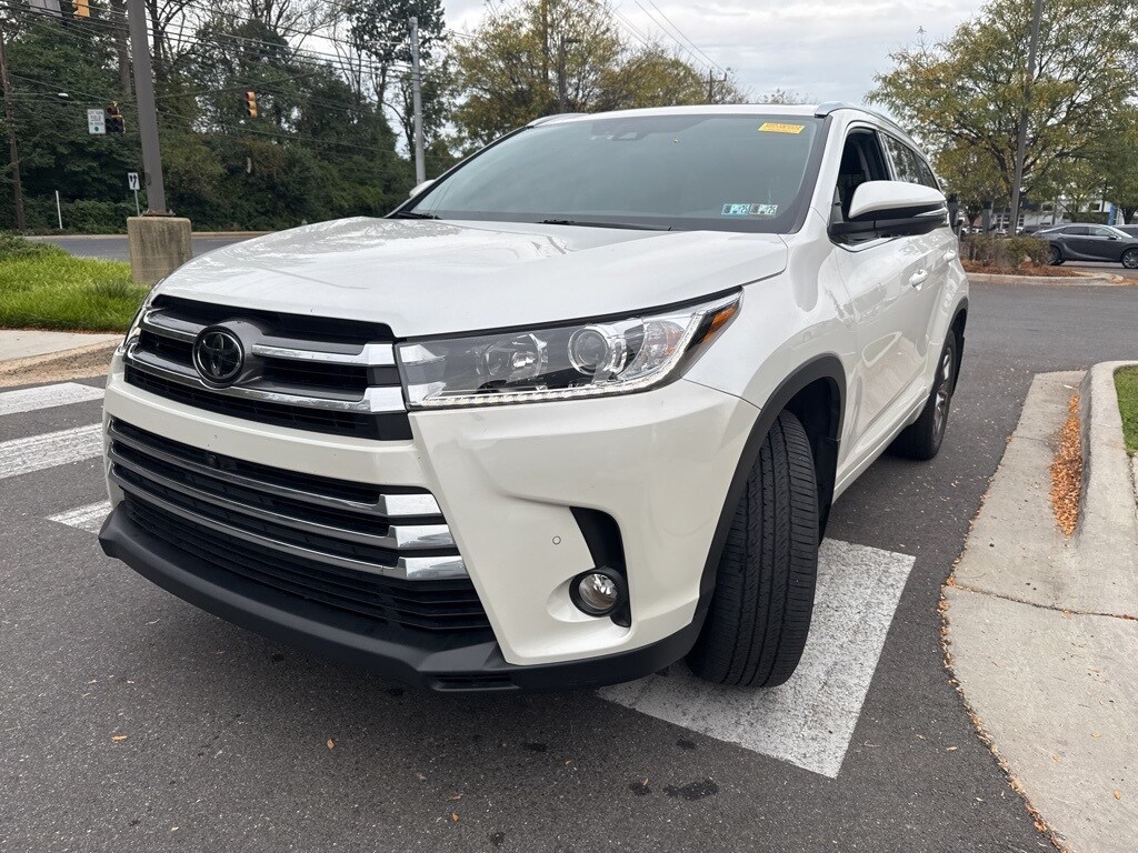 2017 Toyota Highlander Limited Platinum photo 2