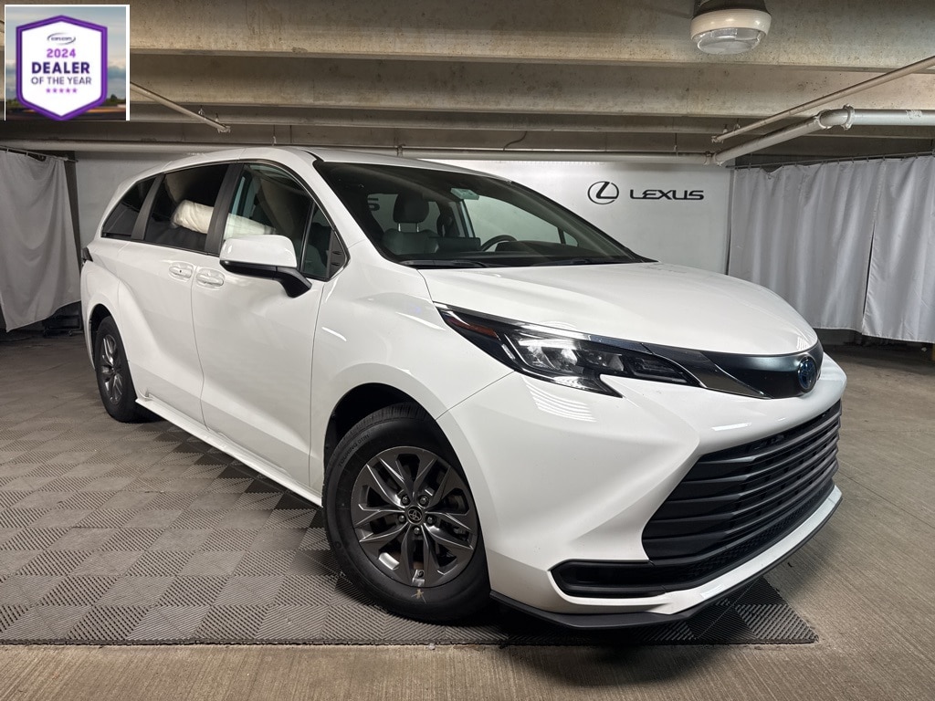 2024 Toyota Sienna LE's photo