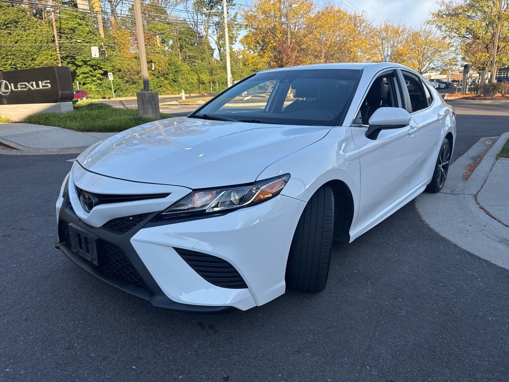 2019 Toyota Camry SE XLE photo 2