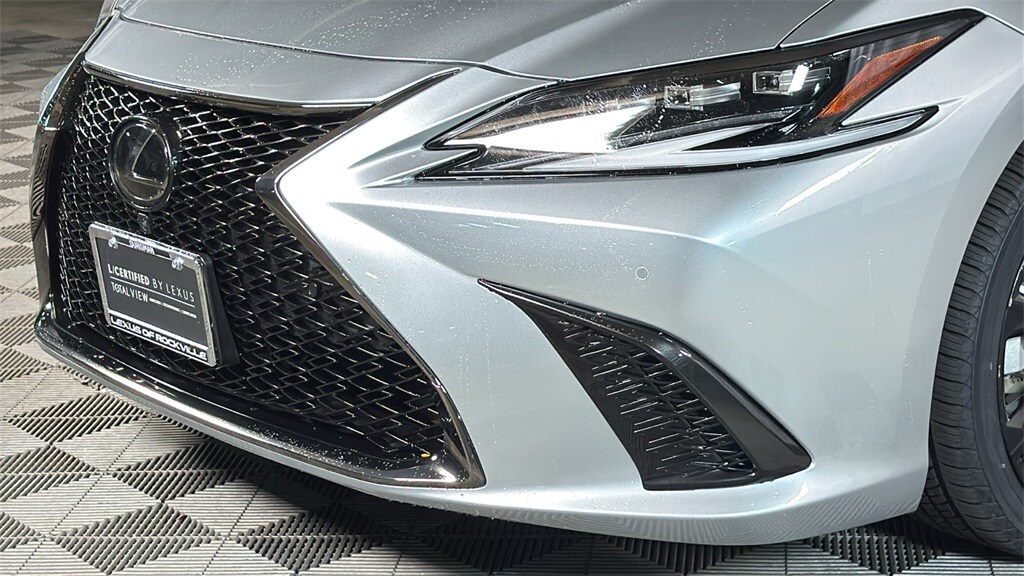 2023 Lexus ES 300h photo 3