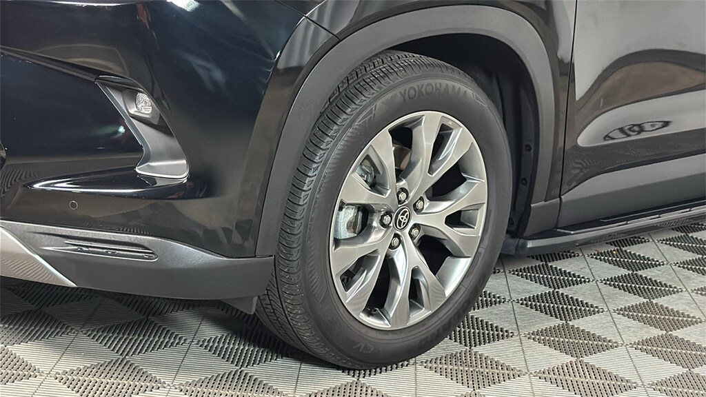 2025 Toyota Highlander Hybrid Limited photo 4