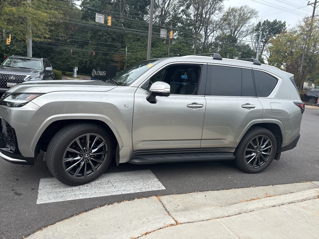 2023 Lexus LX 600 F SPORT photo 4