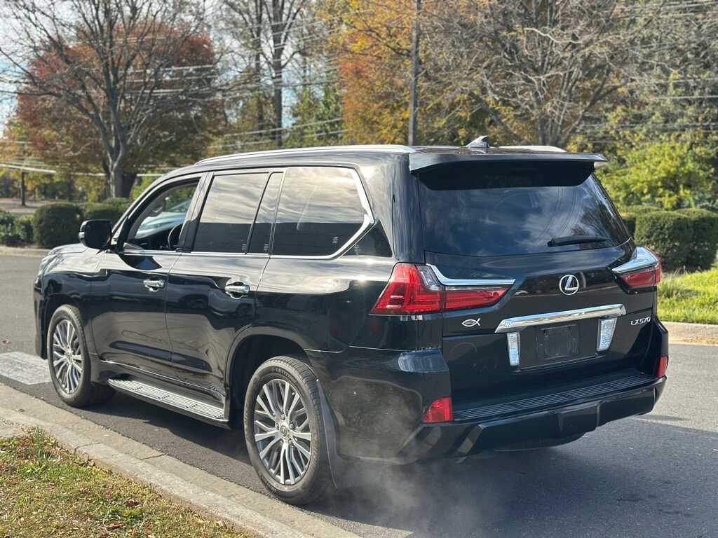 2017 Lexus LX 570 Luxury photo 4