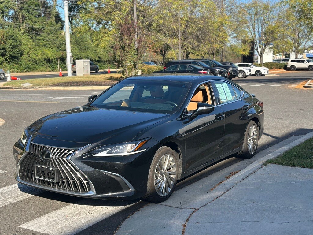 2023 Lexus ES 300h photo 3