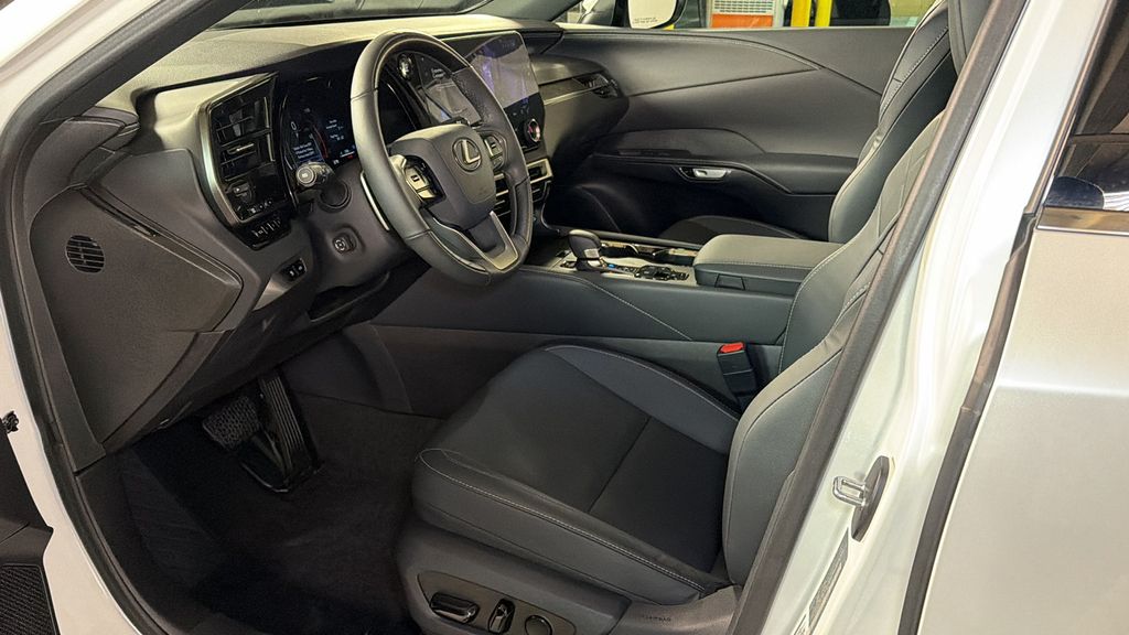 2025 Lexus RX 350 - Photo 22