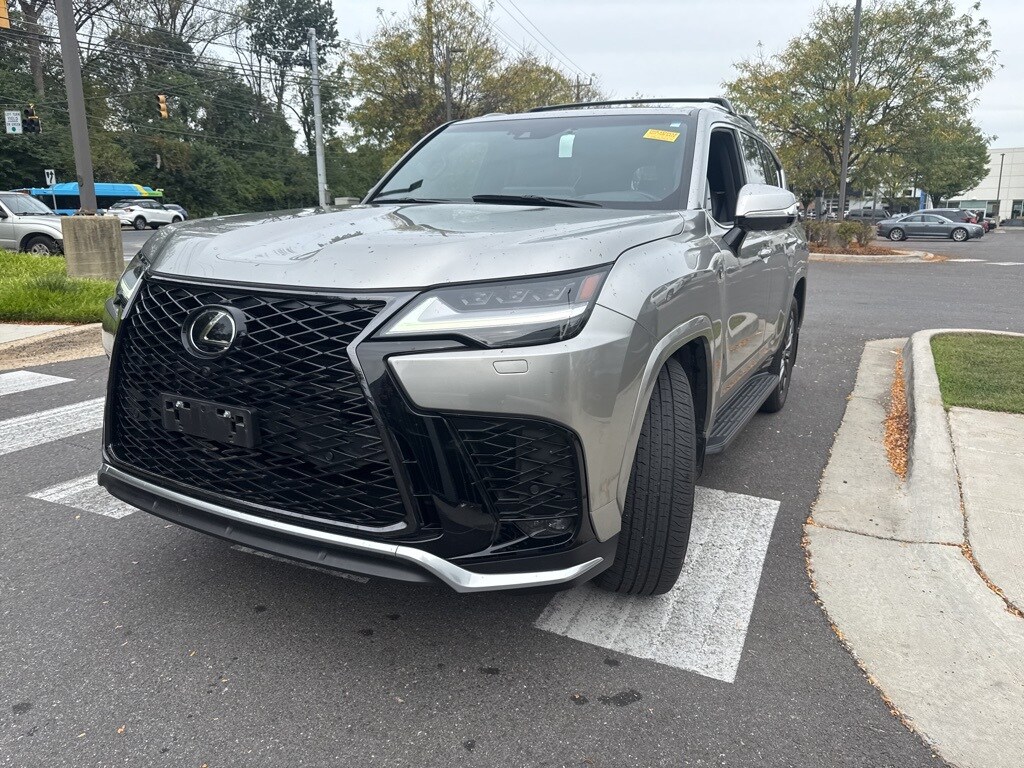 2023 Lexus LX 600 F SPORT photo 3