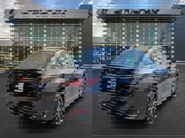 2025 Lexus ES 300h photo 2