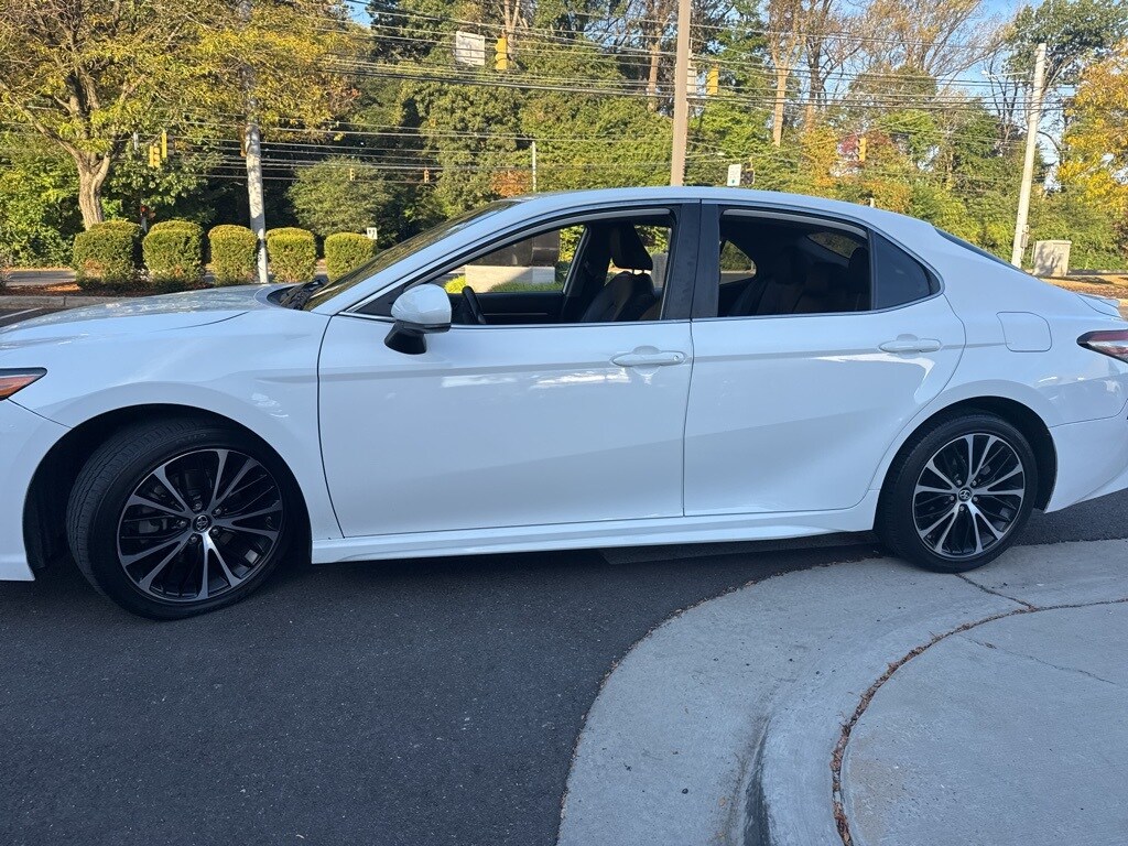 2019 Toyota Camry SE XLE photo 3