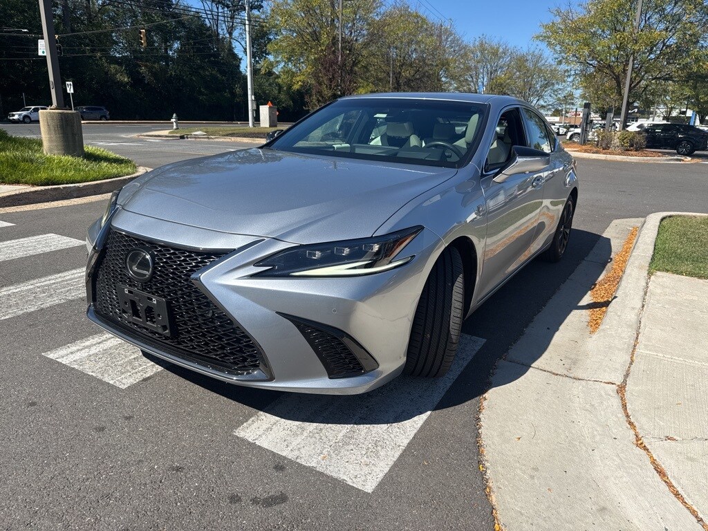 2023 Lexus ES 300h photo 3