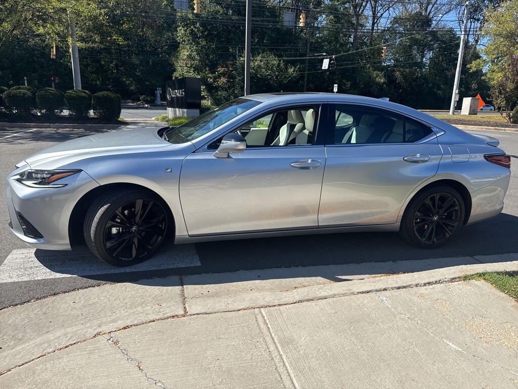 2023 Lexus ES 300h photo 4