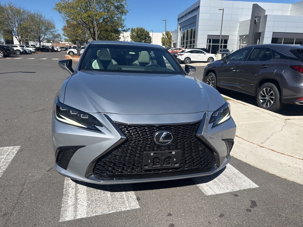 2023 Lexus ES 300h photo 2