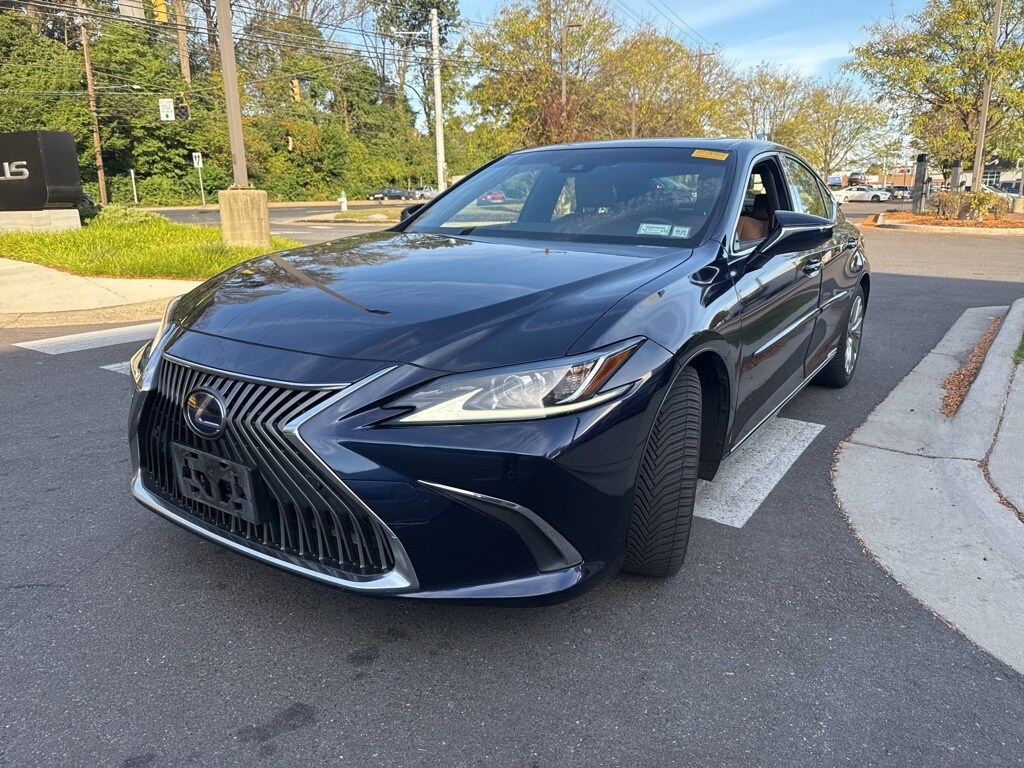 2019 Lexus ES 300h Luxury photo 3