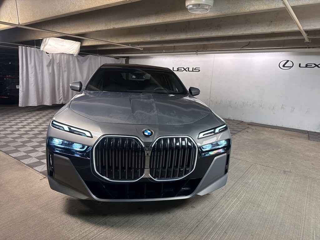 2023 Bmw 740i 7-series photo 2