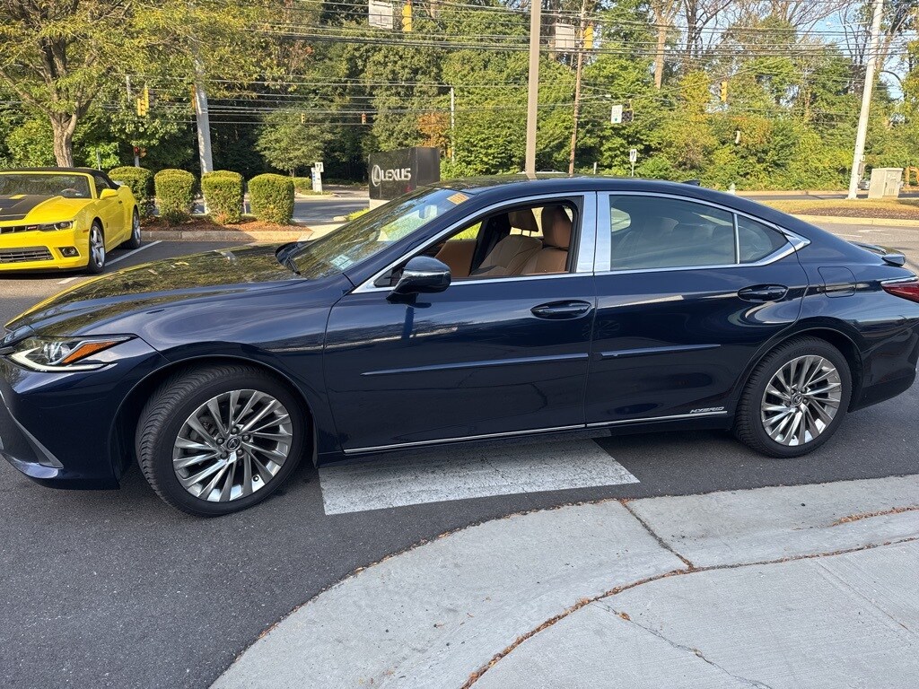 2019 Lexus ES 300h Luxury photo 4