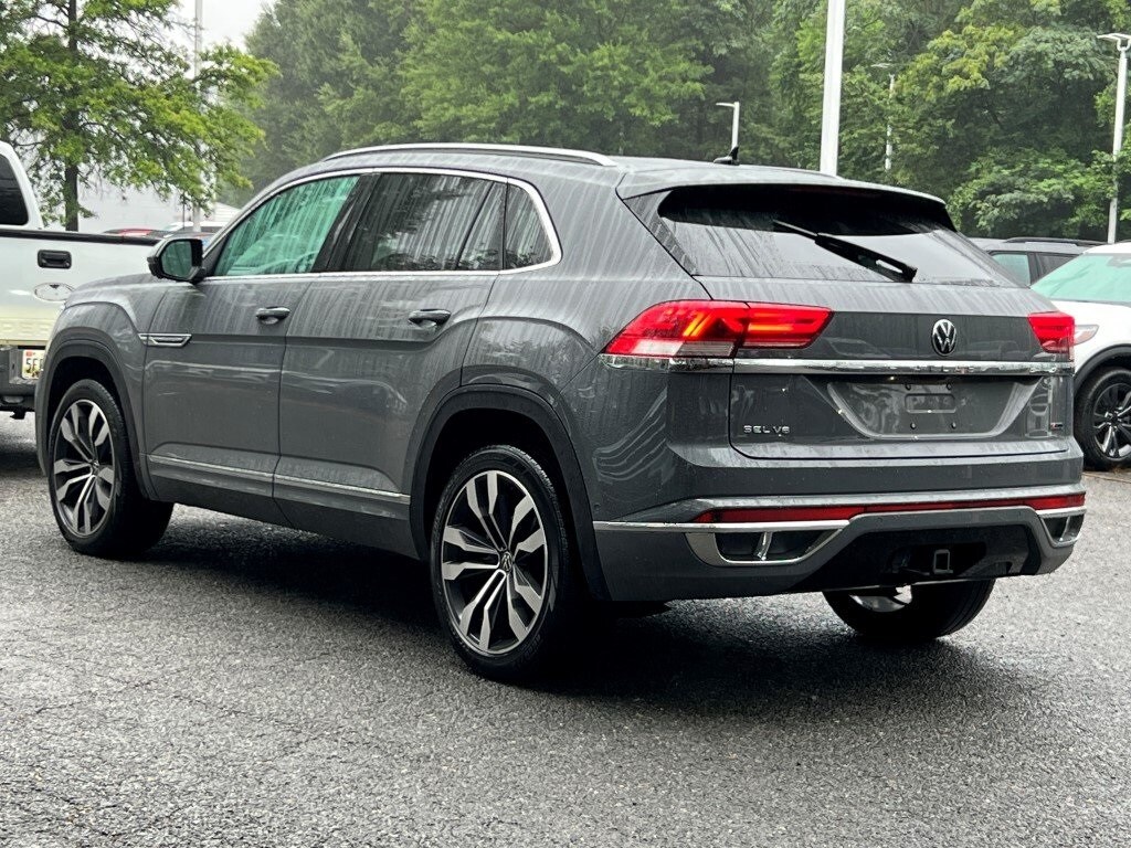 2022 Volkswagen Atlas Cross Sport V6 SEL Premium R-Line photo 2
