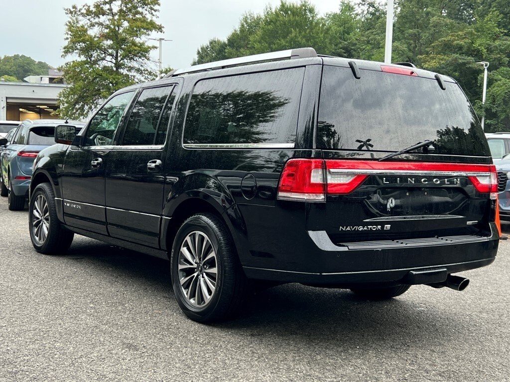 2016 Lincoln Navigator Select photo 3