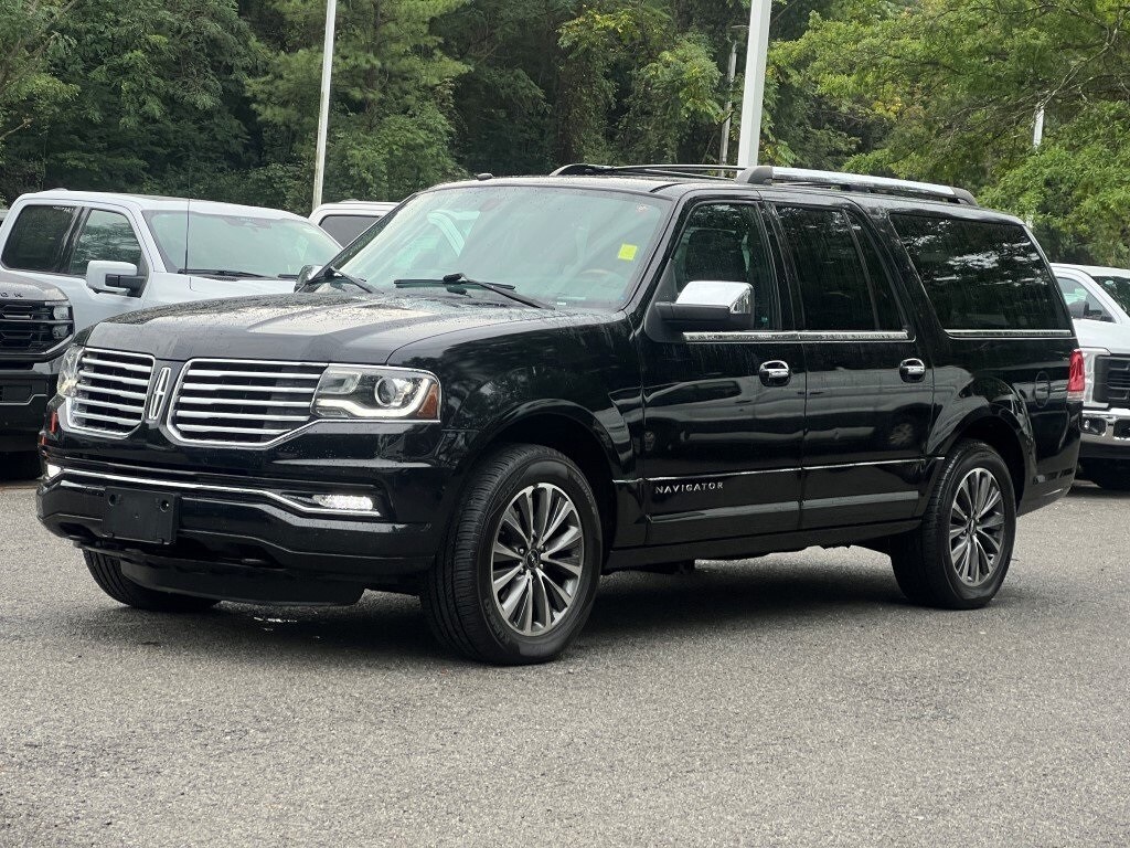 2016 Lincoln Navigator Select photo 2
