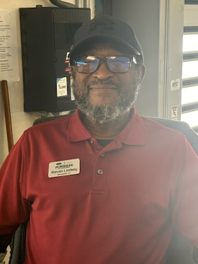 Staff member Steven Lindsey from ID_108d783532a7