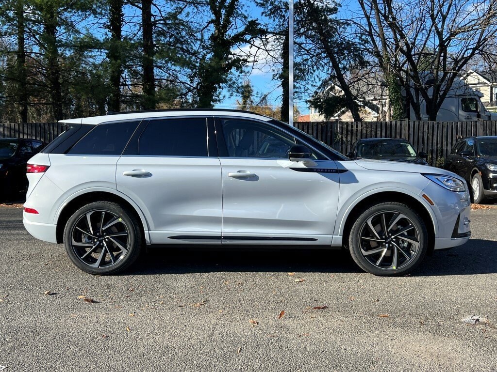 2026 Lincoln Corsair Grand Touring photo 3