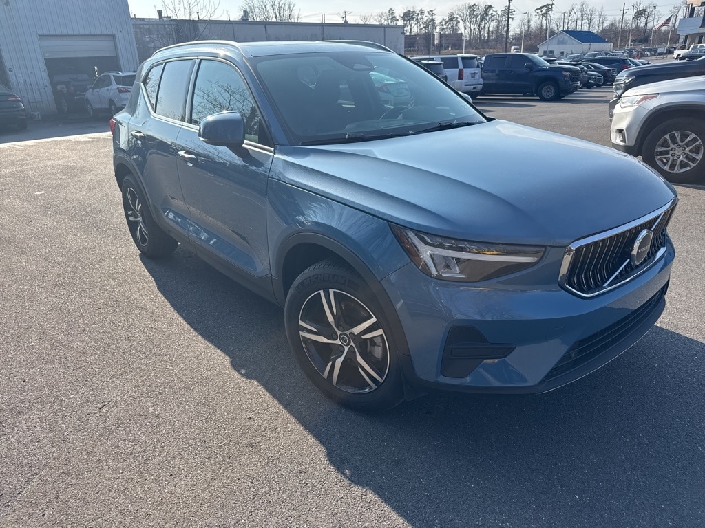 2025 Volvo XC40 Core's photo