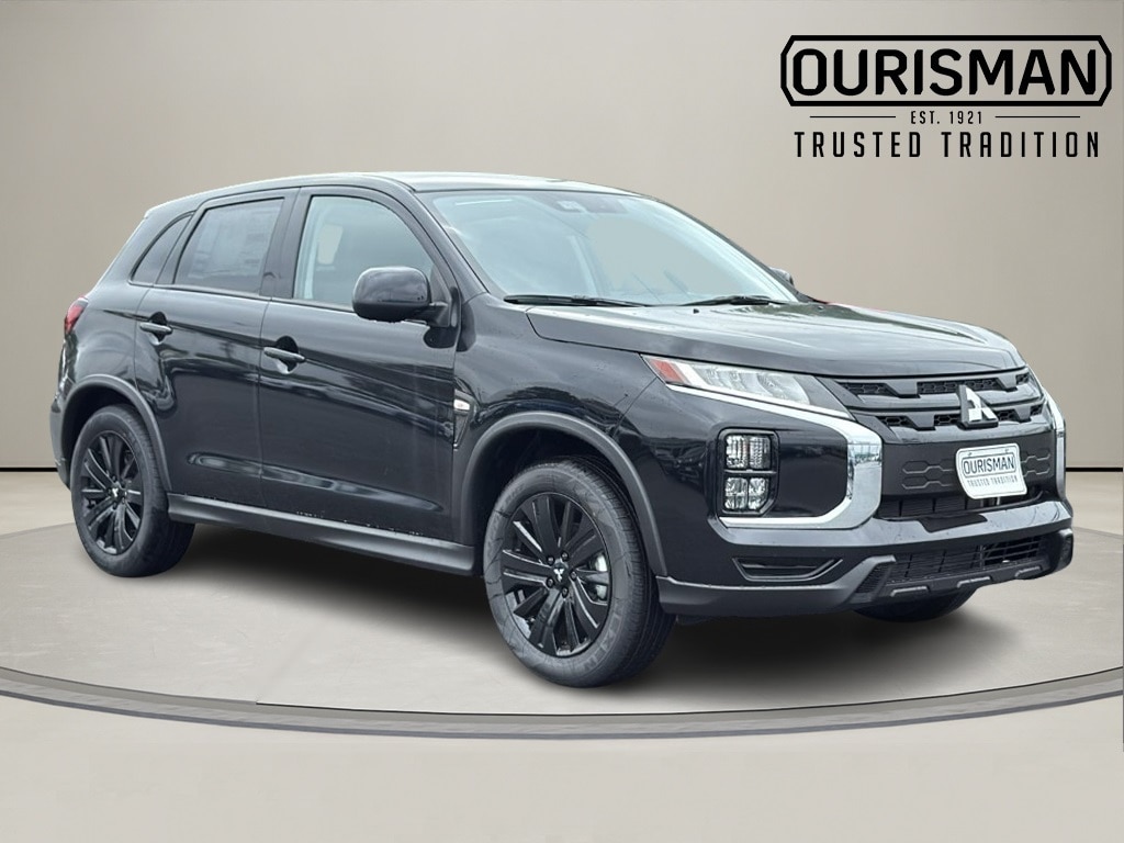 2025 Mitsubishi Outlander LE's photo