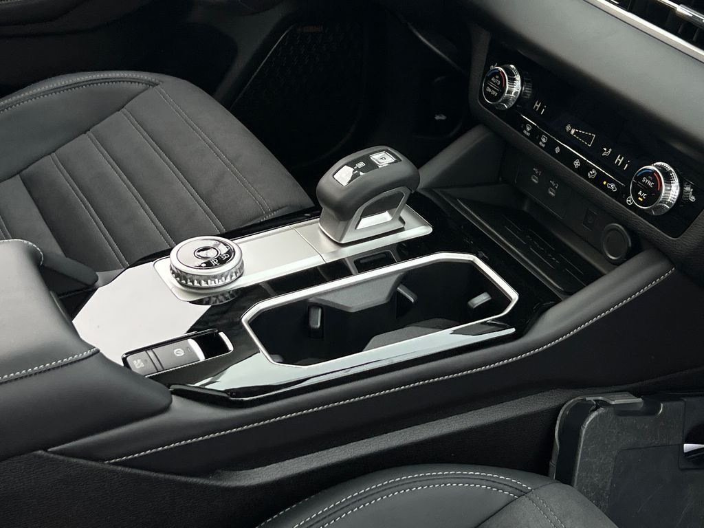 2026 Mitsubishi Outlander SE | CarEdge | CarEdge