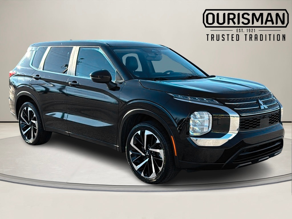 2022 Mitsubishi Outlander ES's photo