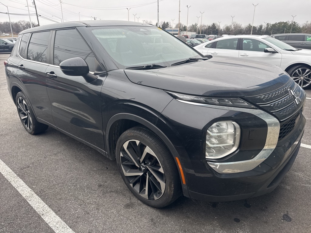 2022 Mitsubishi Outlander ES's photo