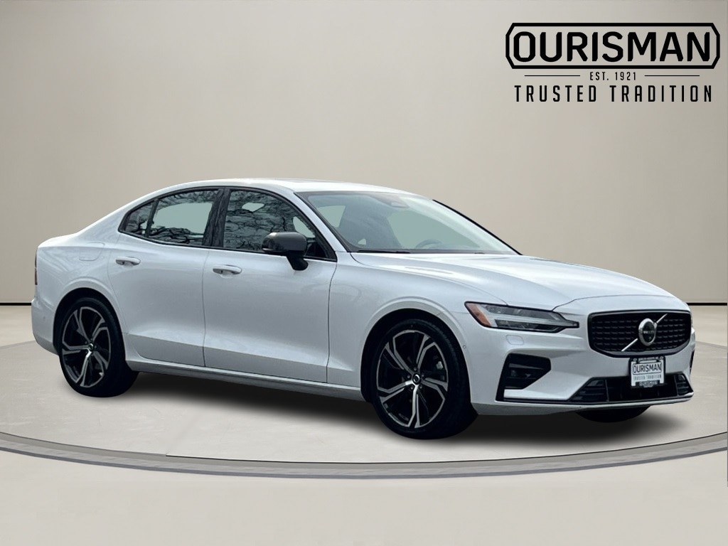 2024 Volvo S60 Plus's photo