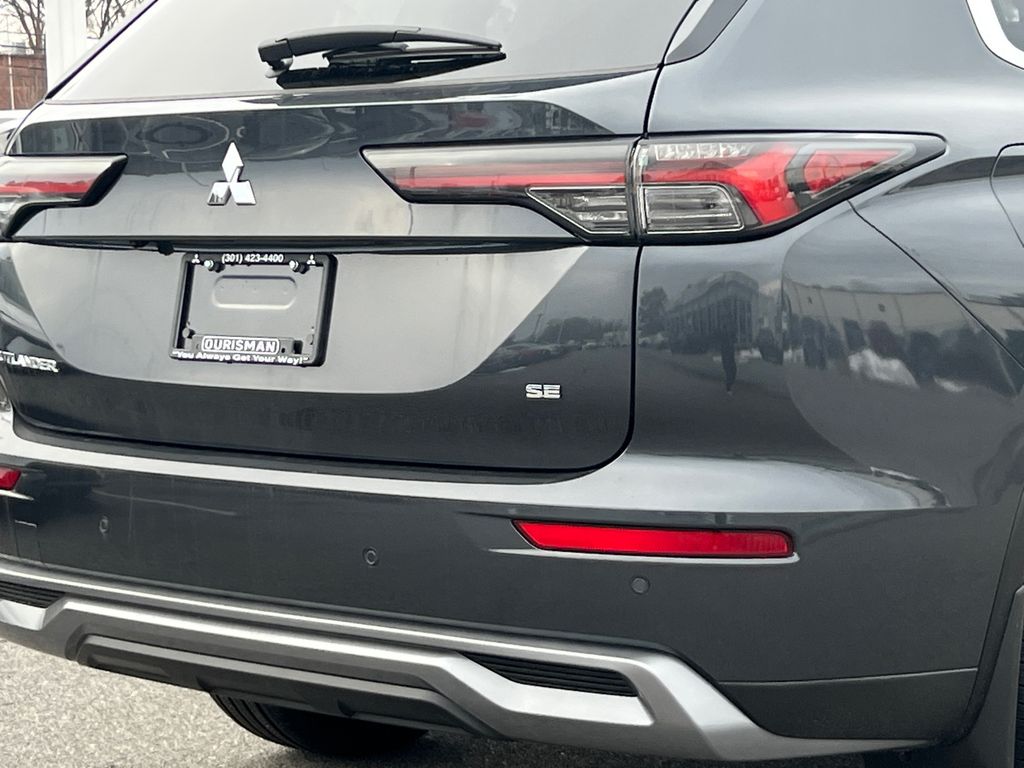 2026 Mitsubishi Outlander SE | CarEdge | CarEdge