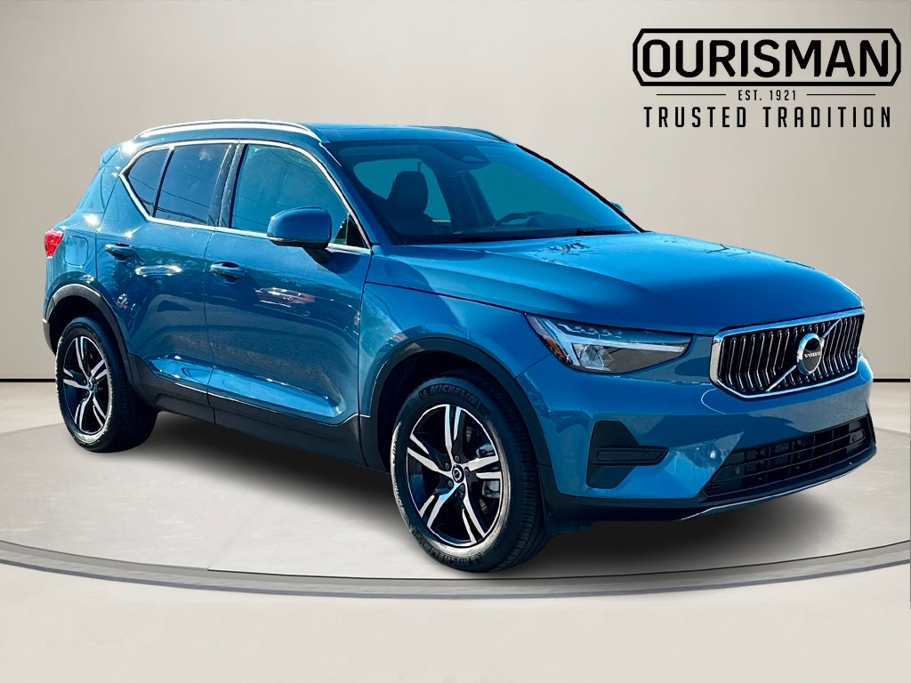 2025 Volvo XC40 Core's photo