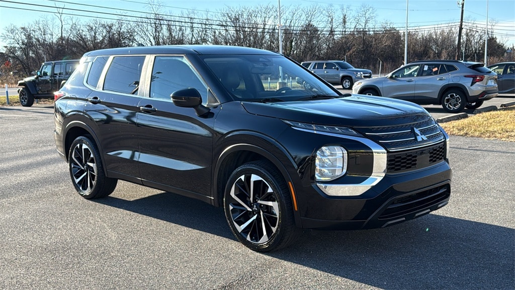 2022 Mitsubishi Outlander ES's photo